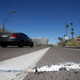 Un coche pasa por la zona del accidente de Uber en Arizona. Imagen: AP